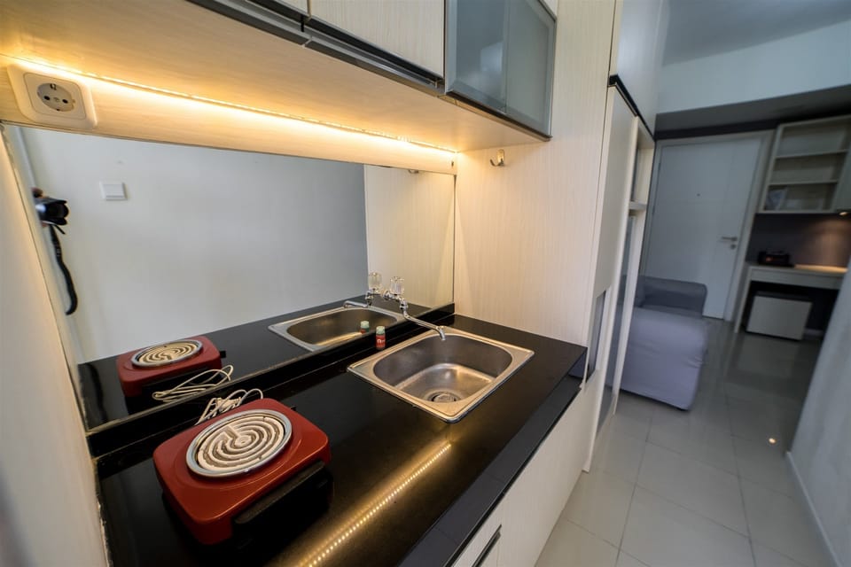 Room | Private kitchenette | Fridge, stovetop, cookware/dishes/utensils