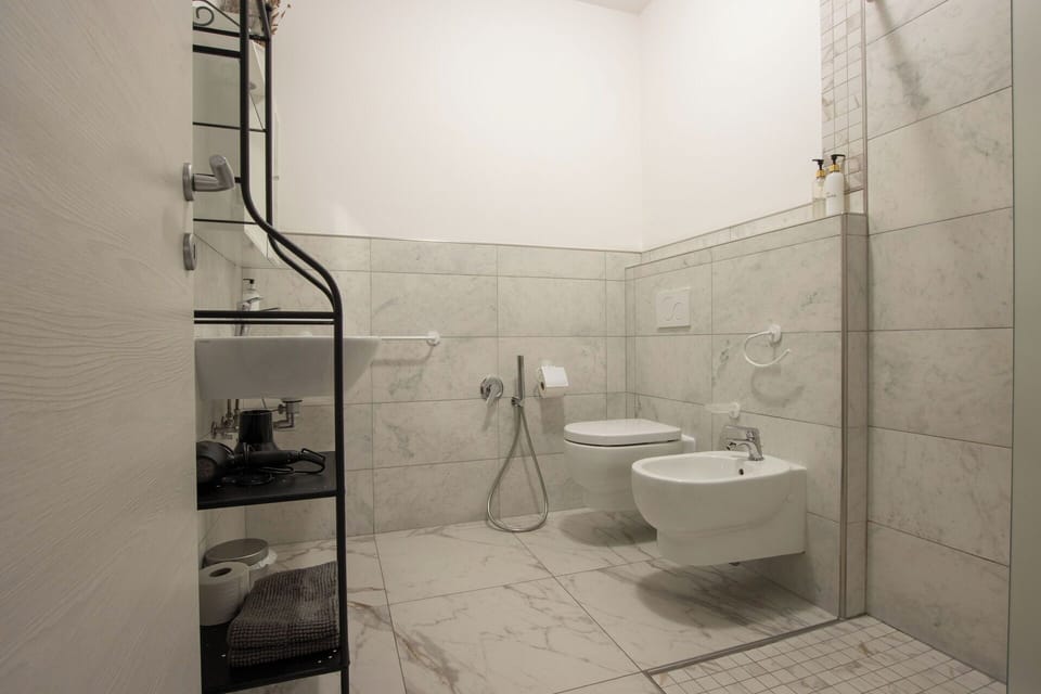 Standard Double or Twin Room, Private Bathroom, Garden View | Bathroom | Shower, free toiletries, bidet, towels
