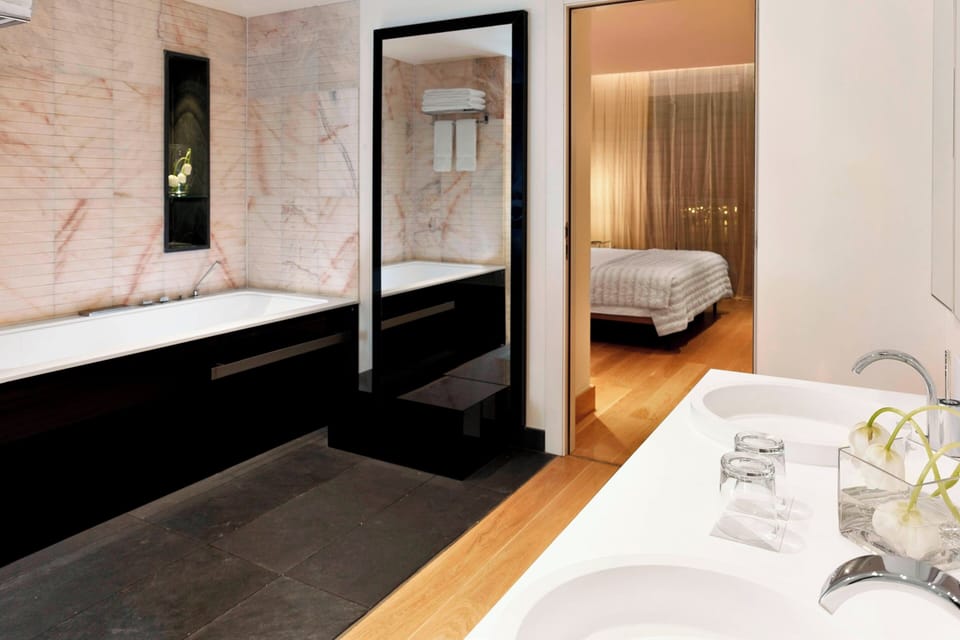 Royal Suite, 1 Double Bed | Bathroom | Jetted tub, free toiletries, bidet, towels