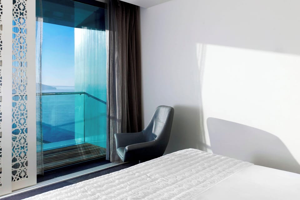 Premium Suite, 1 King Bed, Executive Level (executive level) | Minibar, in-room safe, desk, rollaway beds (surcharge)