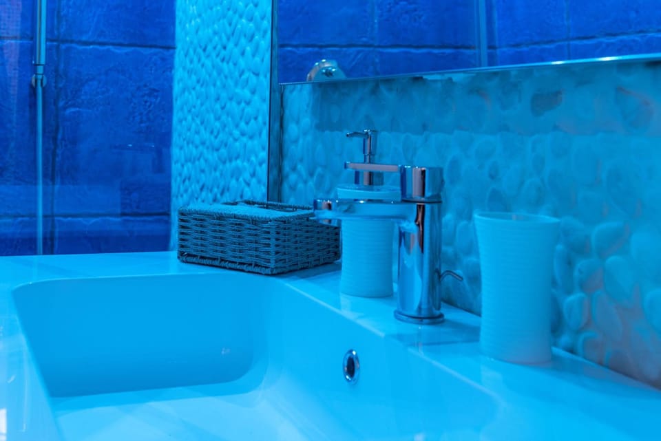Superior Double Room, 1 Queen Bed, Ground Floor | Bathroom | Shower, slippers, bidet, towels