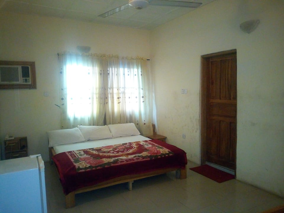 Deluxe Room | Minibar, in-room safe, bed sheets