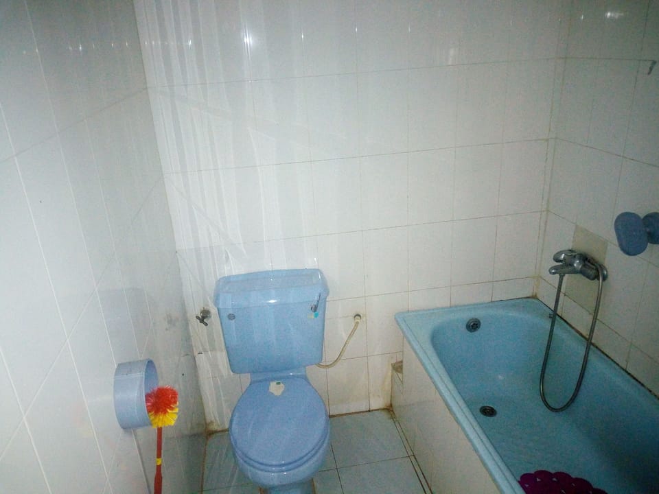 Separate tub and shower, deep soaking tub, free toiletries, towels