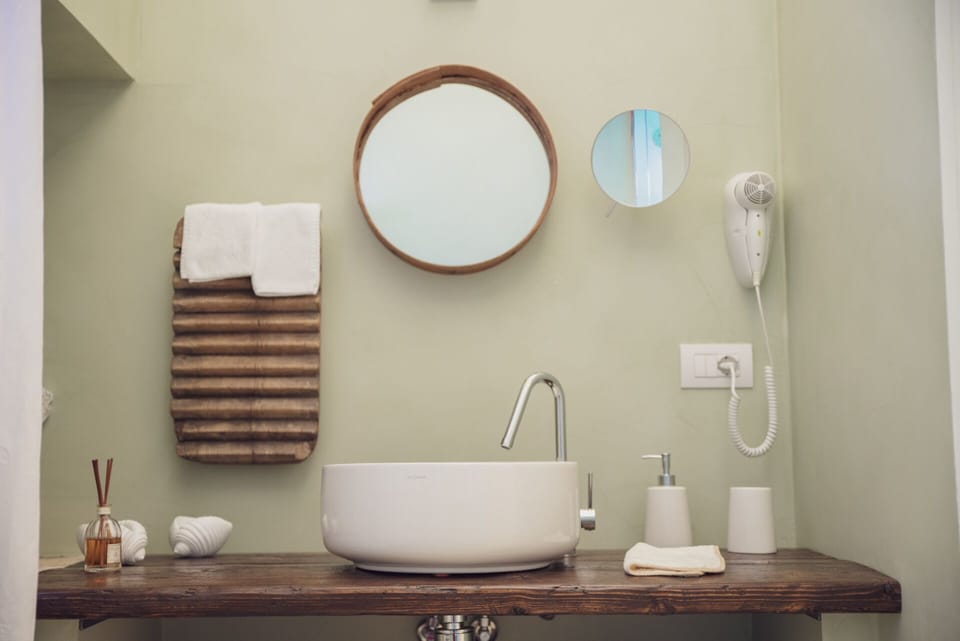 Standard Apartment | Bathroom | Shower, rainfall showerhead, free toiletries, hair dryer