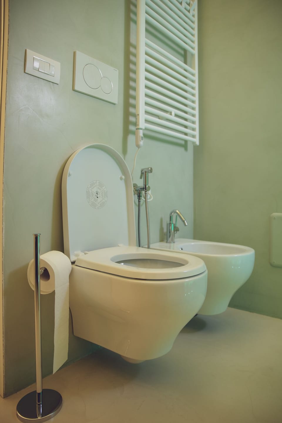 Shower, rainfall showerhead, free toiletries, hair dryer