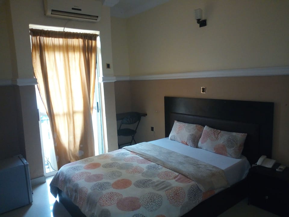 Standard Room, 1 Double Bed, Non Smoking | Minibar, desk, bed sheets