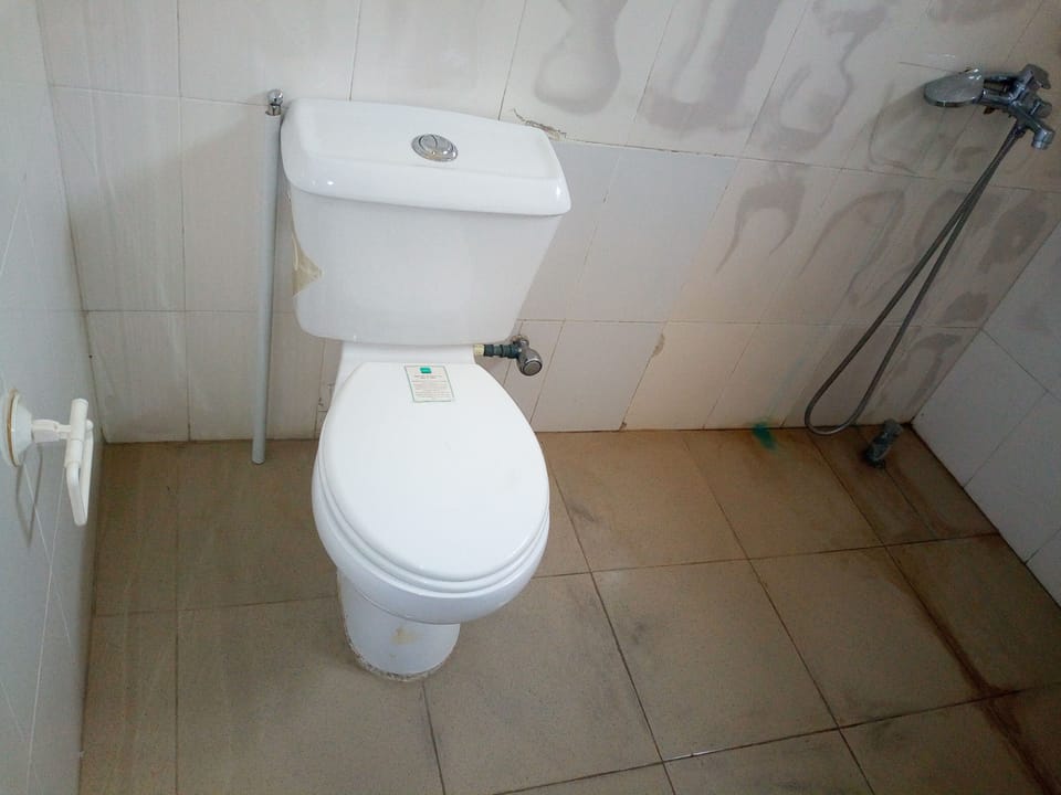 Superior Room | Bathroom | Shower, rainfall showerhead, free toiletries, towels