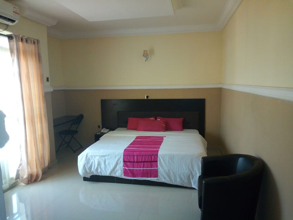 Superior Room | Minibar, desk, bed sheets