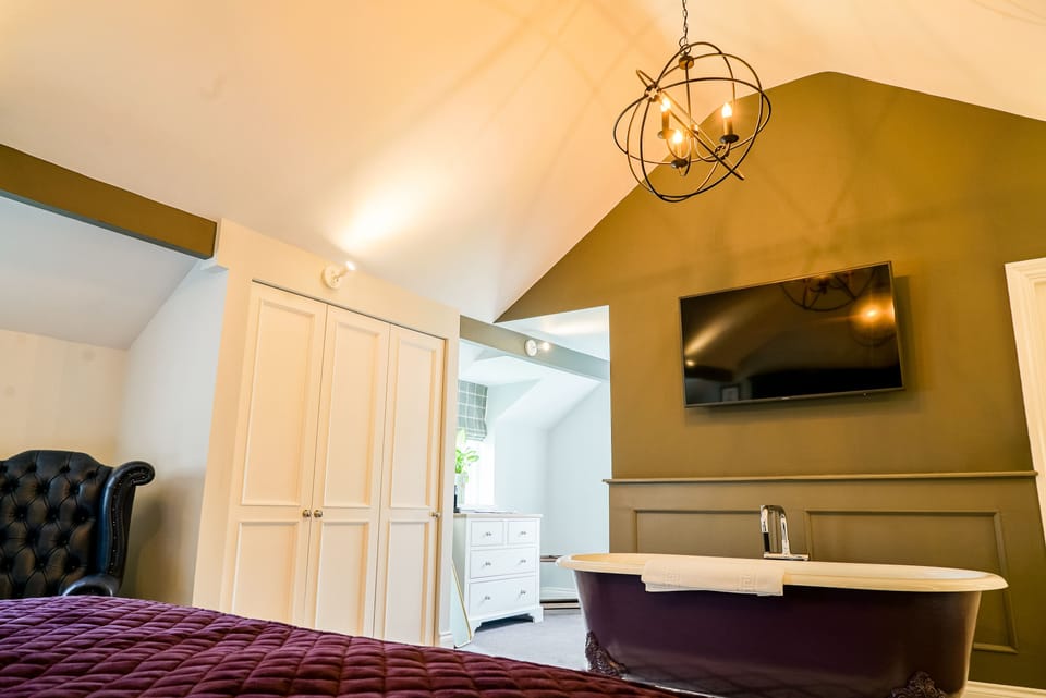 Junior Suite | Premium bedding, pillowtop beds, free minibar items, desk