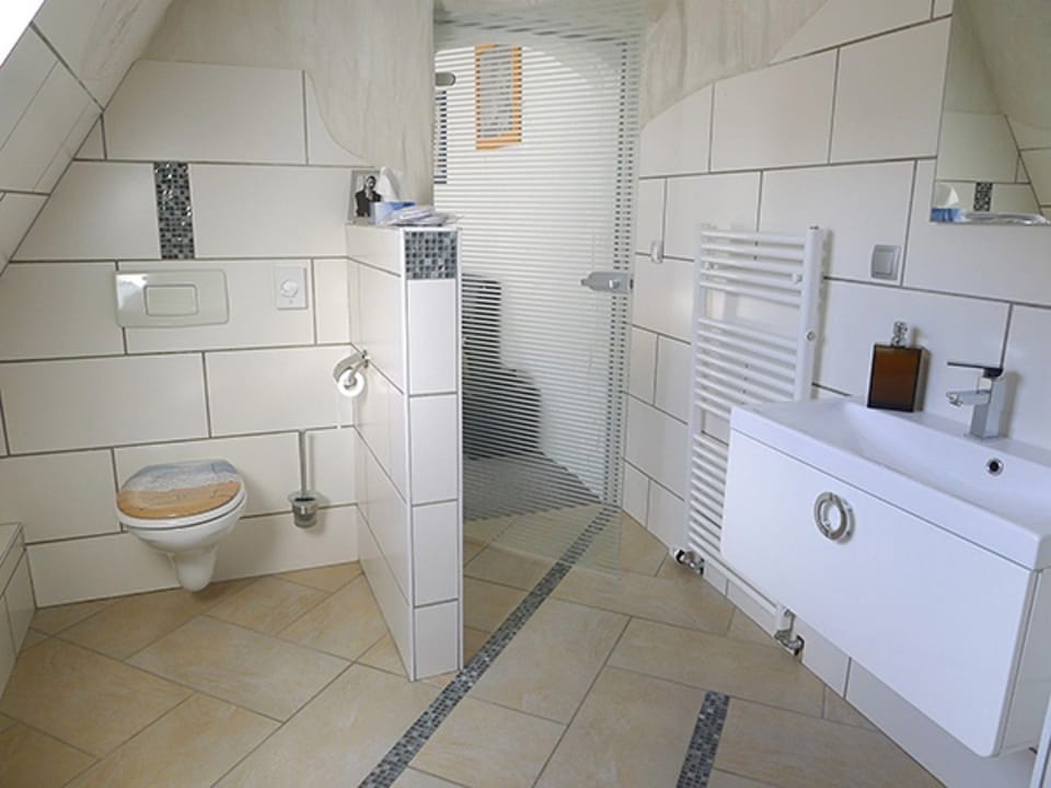 Single Room, 1 Double Bed | Bathroom | Shower, hair dryer, slippers, towels