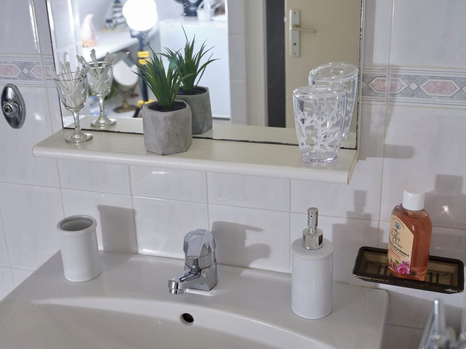 Comfort Double Room | Bathroom sink