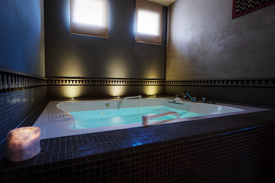Couples treatment rooms, sauna, hot tub, steam room, body treatments