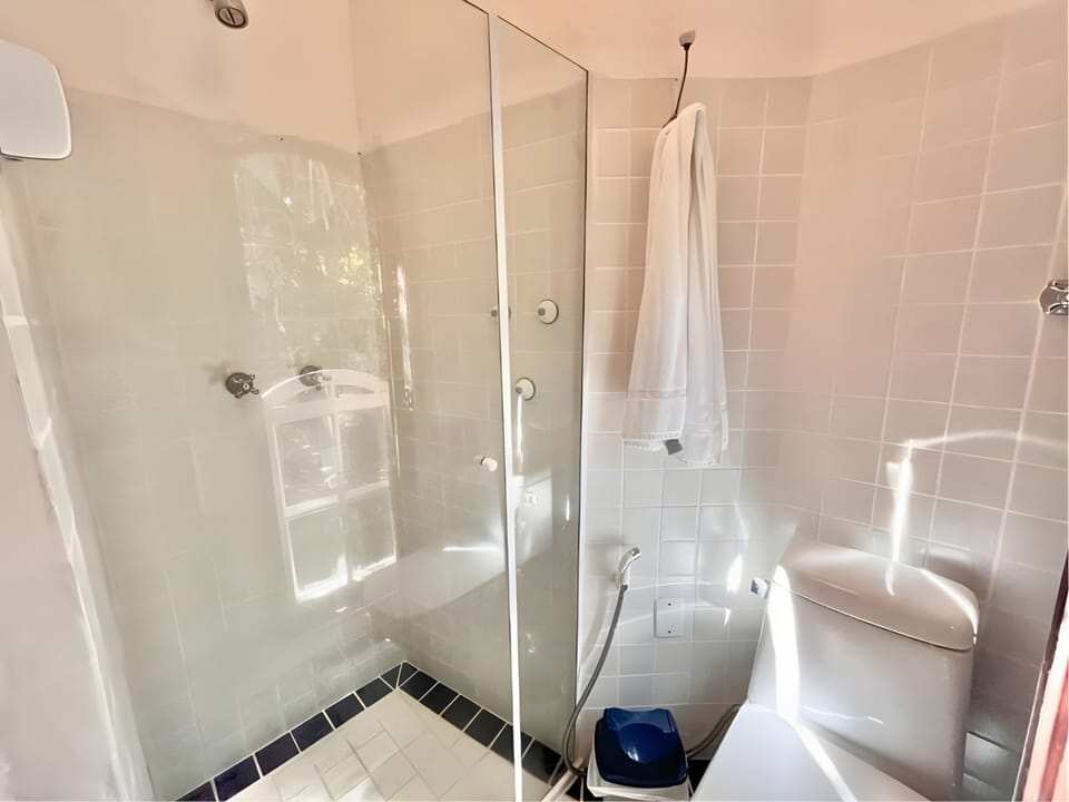 Standard Suite, 1 Queen Bed | Bathroom