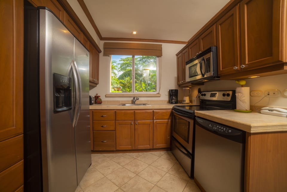 Deluxe House, Multiple Beds (Veranda 3G) | Private kitchen | Coffee/tea maker, full-size fridge, microwave, oven