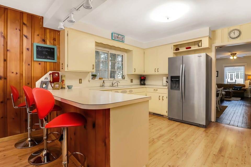 Three bright red counter stools provide additional seating.