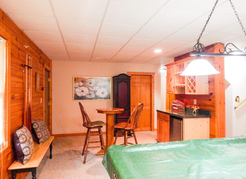 Pool table/Game Room