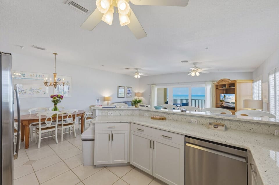 Kitchen area with dishwasher