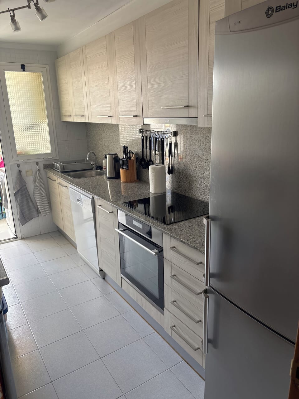Fully fitted kitchen. Dishwasher. Induction hob. Oven