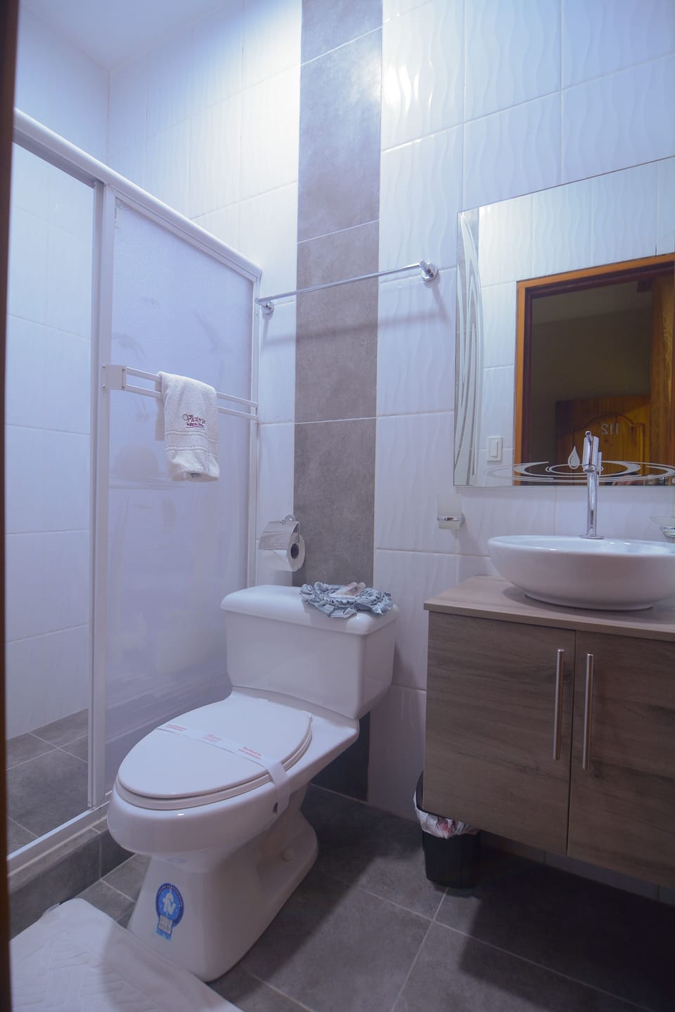 Jetted tub, free toiletries, towels, soap