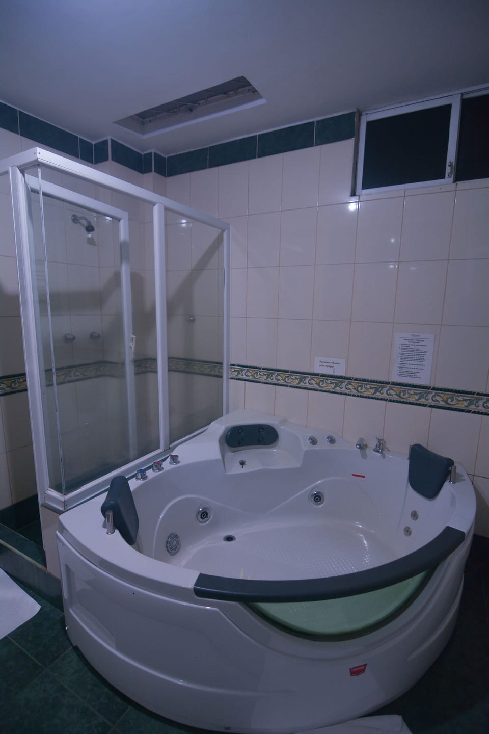 Deluxe Studio Suite, 1 King Bed, Hot Tub | Bathroom | Jetted tub, free toiletries, towels, soap