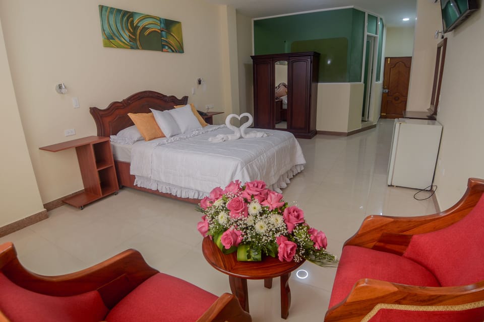 Deluxe Studio Suite, 1 King Bed, Hot Tub | Down comforters, desk, laptop workspace, blackout drapes