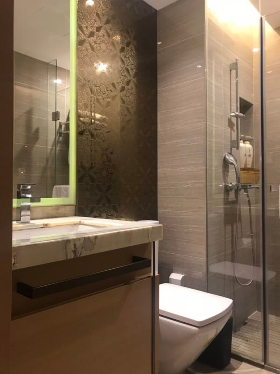 Shower, rainfall showerhead, free toiletries, hair dryer