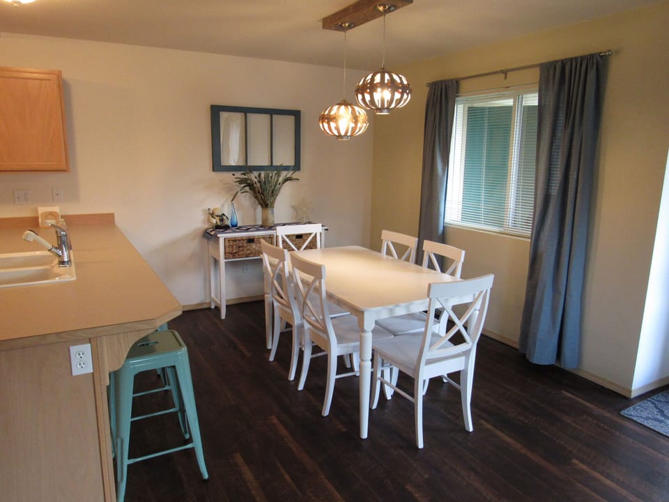 Dining area that seats six at the table or four at the counter