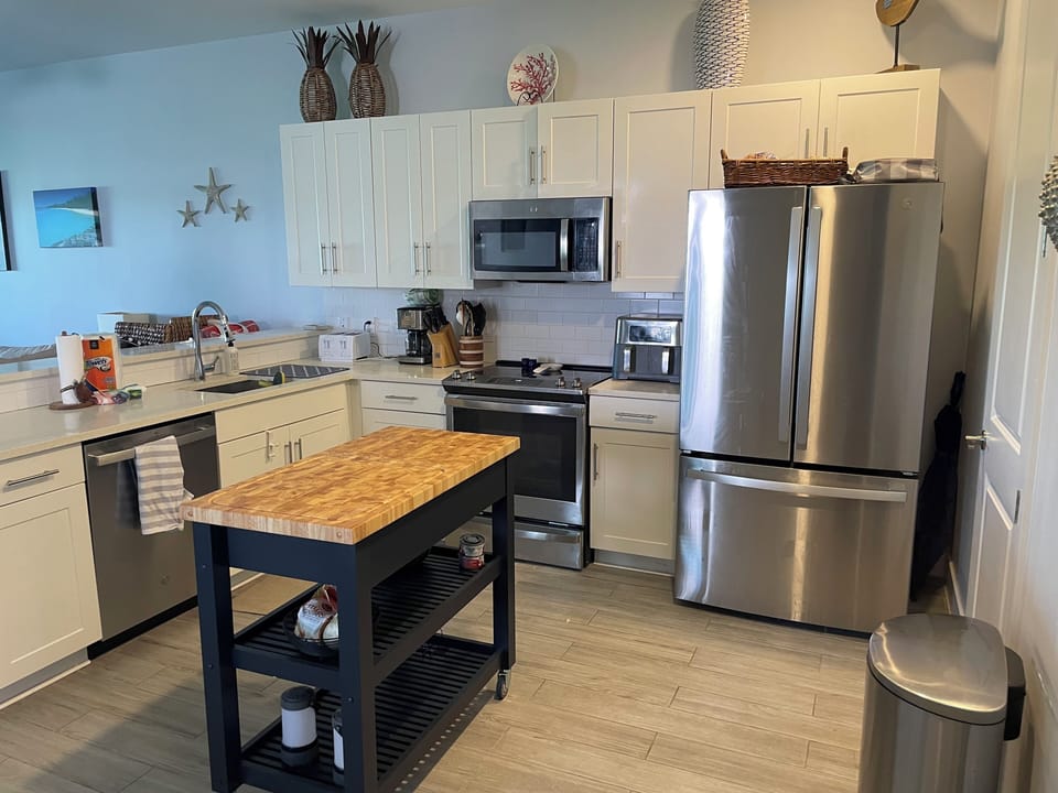 Upgraded appliances 8-1-24. Kitchen has every cooking item needed. New airfryer 