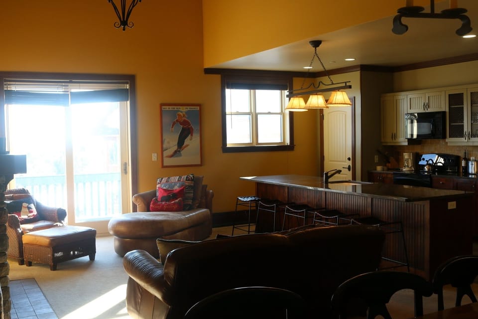 Living room & kitchen with 5 bar seats and all major appliances