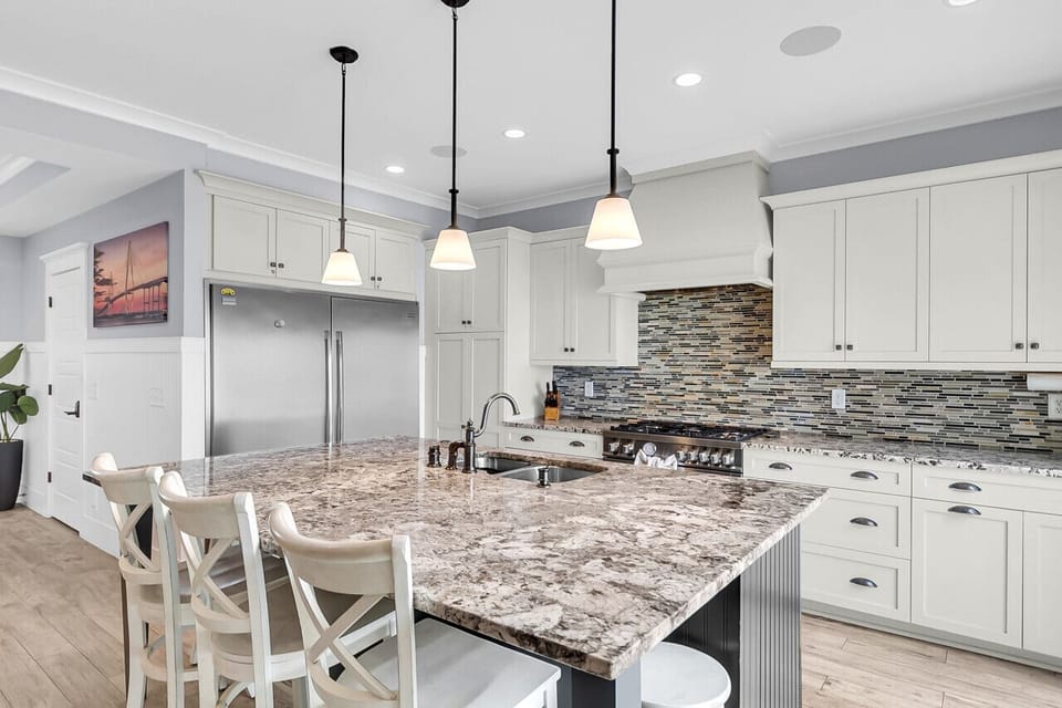 Kitchen - island with 5 seats | Full size Fridge + Freezer