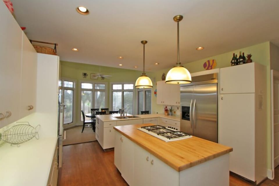 Kitchen with new eat-in-kitchen table set shown in previous photos.