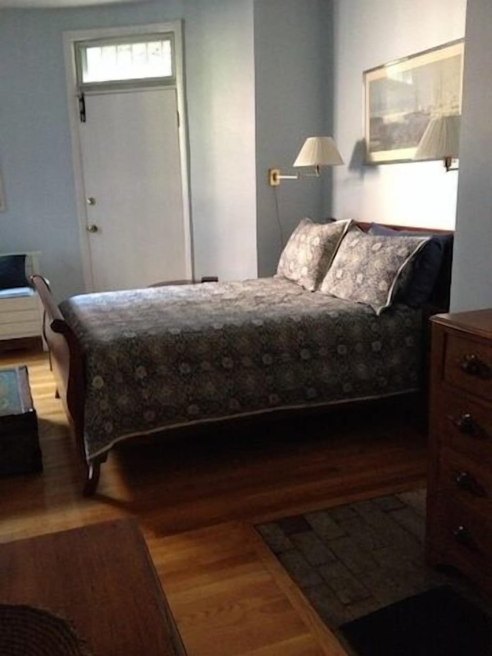 Sleigh bed
