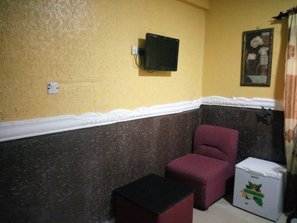 Executive Room | Desk, bed sheets