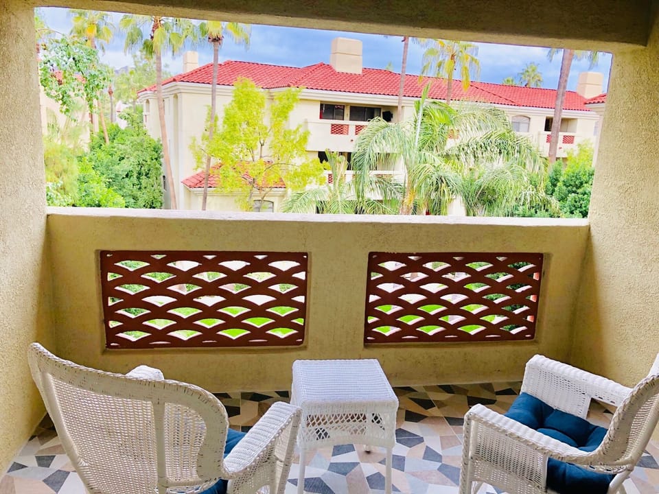 Perfect spot for morning coffee ! Gorgeous view & sound of the fountains. Quiet!