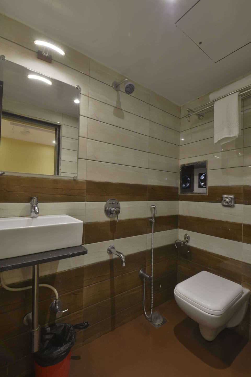 Standard Room | Bathroom | Shower, free toiletries, towels, soap