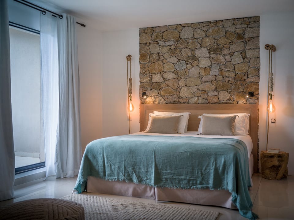 Deluxe Double Room | Minibar, in-room safe, desk, blackout drapes