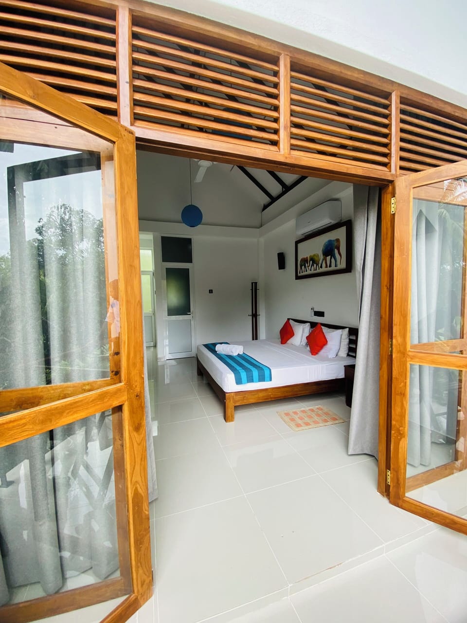 In-room safe, soundproofing, bed sheets