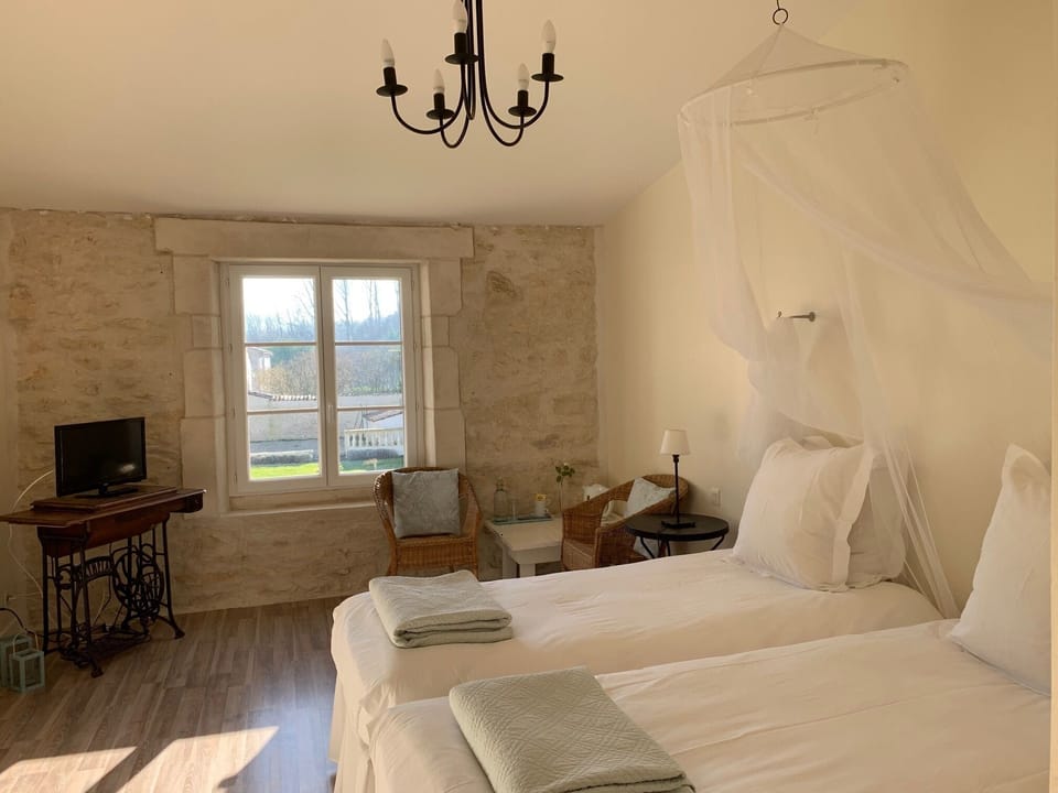 Classic Room | Living area | Flat-screen TV