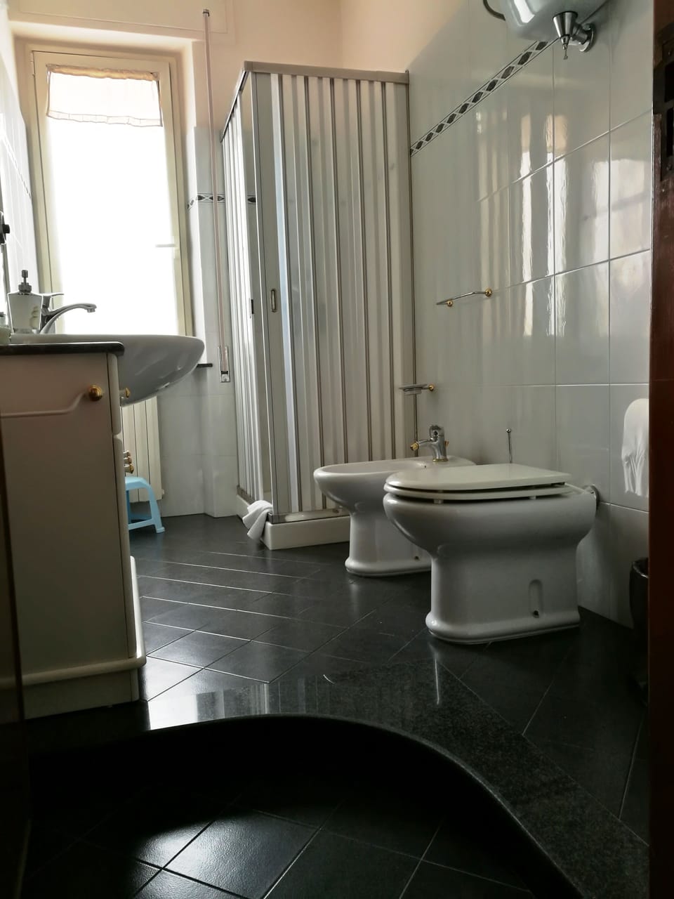 Triple Room | Bathroom | Shower, free toiletries, hair dryer, bidet