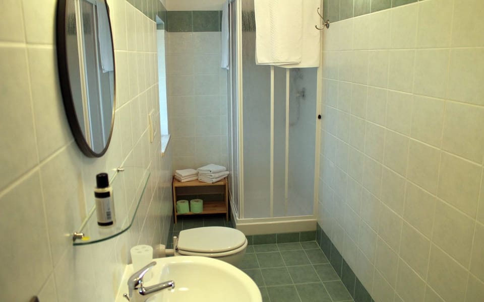 Classic Double Room | Bathroom | Shower, rainfall showerhead, free toiletries, hair dryer