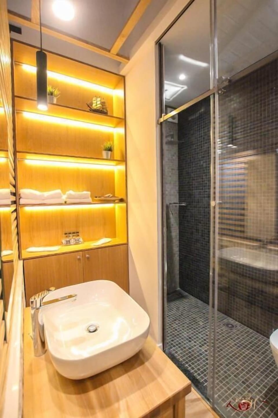 Deluxe Queen Room | Bathroom | Shower, rainfall showerhead, free toiletries, hair dryer