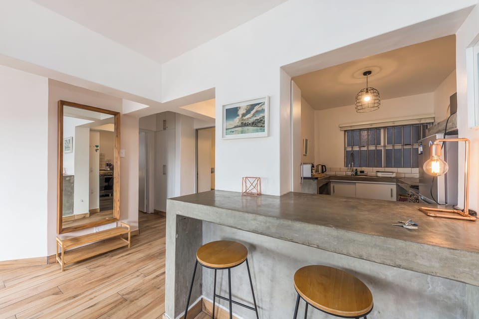Full-size fridge, microwave, oven, stovetop