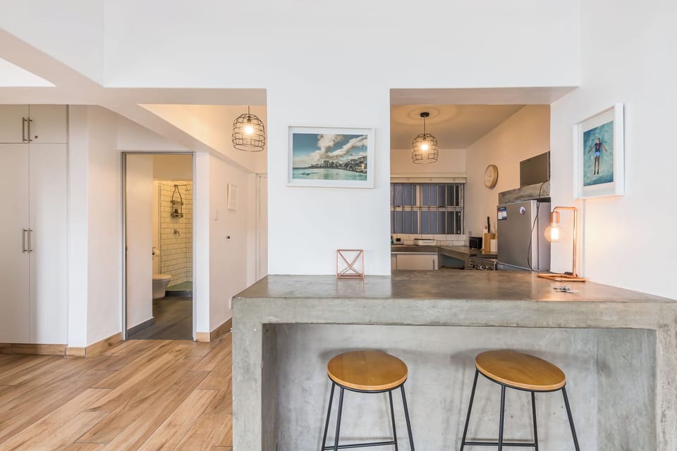 Full-size fridge, microwave, oven, stovetop