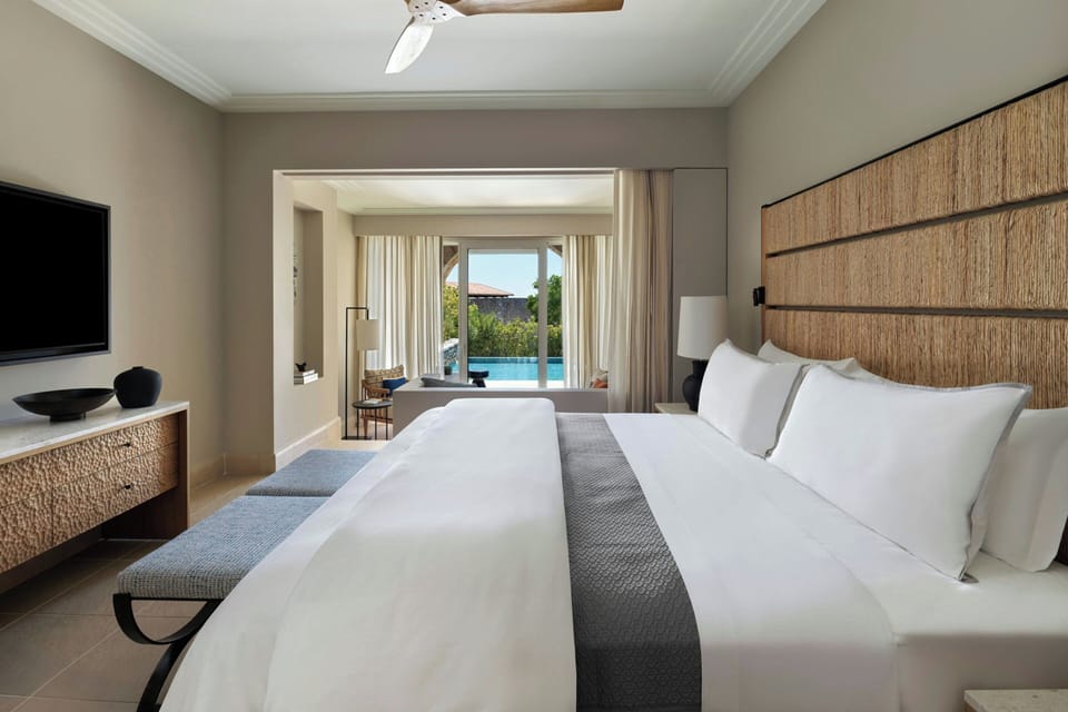Superior Infinity Room, 1 King Bed, Non Smoking, Garden View | Premium bedding, down comforters, minibar, in-room safe
