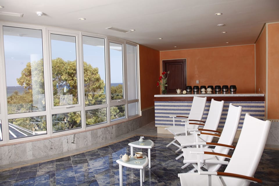 Couples treatment rooms, sauna, hot tub, steam room, hot springs