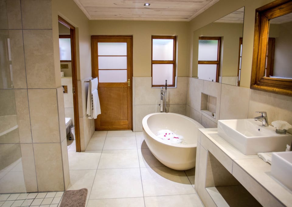 Honeymoon Suite (Superior) | Bathroom | Shower, rainfall showerhead, free toiletries, hair dryer