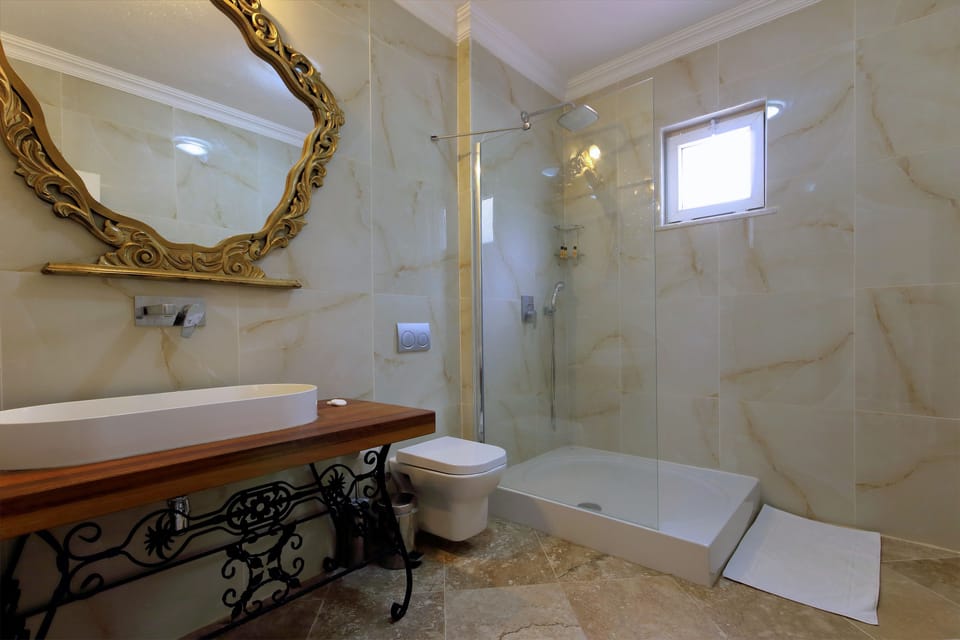 Family Villa | Bathroom | Combined shower/tub, hair dryer, bathrobes, bidet