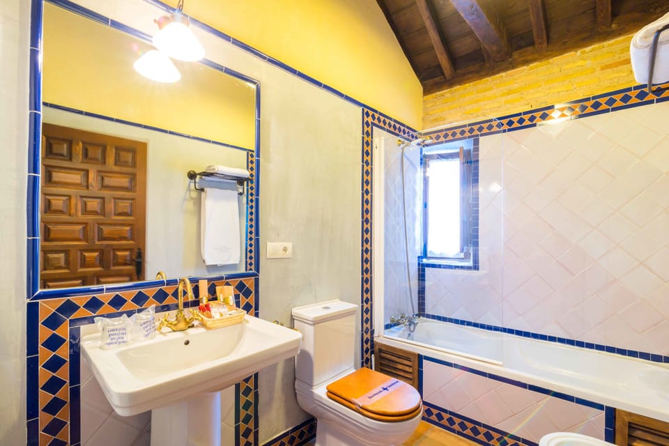 Deluxe Double Room | Bathroom | Hair dryer, bathrobes, slippers, towels