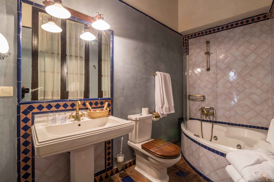 Junior Suite (Alhambra  view) | Bathroom | Hair dryer, bathrobes, slippers, towels