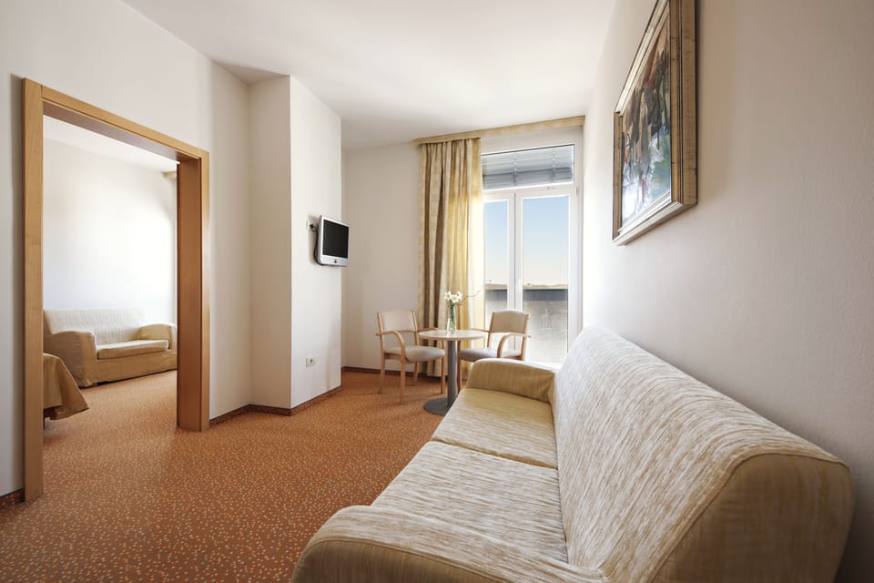 Suite | Living room | TV